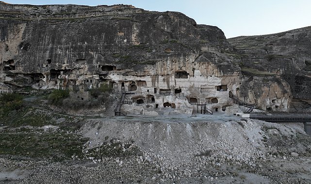 Tarihi Hasankeyf'teki 5 bin yıllık mağaralardan 10'u turizme açılıyor