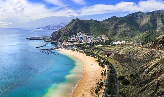 Tenerife'de dev dalgalar nedeniyle 3 kişi hayatını kaybetti