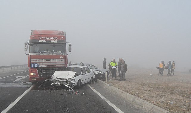 TIR, kırmızı ışıkta duran 4 araca çarptı