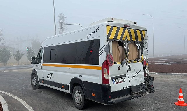 TIR, öğrenci servis minibüsüne çarptı; 20 yaralı