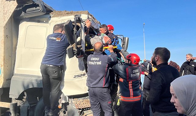 TIR'a arkadan çarpan kamyonda sıkışan sürücüyü itfaiyeciler kurtardı
