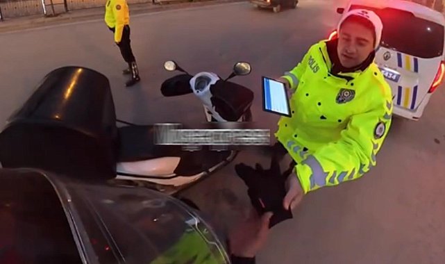 Trafik polisi, soğuktan elleri titreyen kuryeye eldivenlerini verdi