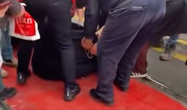 Tramvayın çarptığı yaya yaralandı