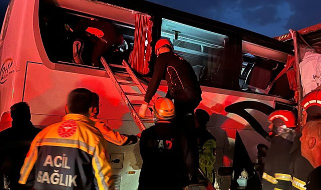 Yolcu otobüsü, otoyolda TIR'a çarptı; 6 ölü, 11 yaralı