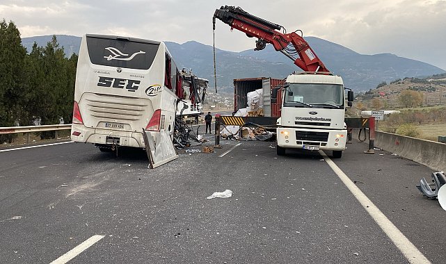 Yolcu otobüsü, otoyolda TIR'a çarptı; 7 ölü, 11 yaralı- Yeniden