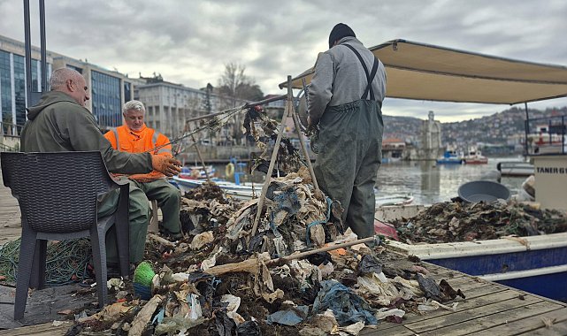 Zonguldaklı balıkçıların ağına yaklaşık 1 ton çöp takıldı