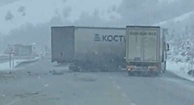 2 TIR'ın çarpıştığı kaza kamerada