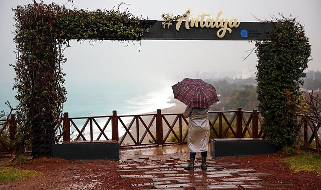'Sarı kod'la uyarılan Antalya'da şiddetli yağış
