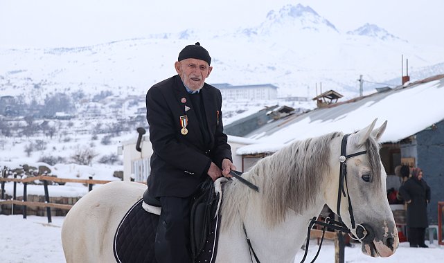 96 yaşındaki Kore gazisi, ata biniyor