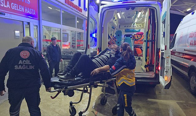 Adana'da işçi servisi minibüsü devrildi; 13 yaralı
