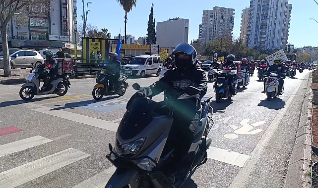 Adana'da kuryeler, kontak kapatıp eylem yaptı