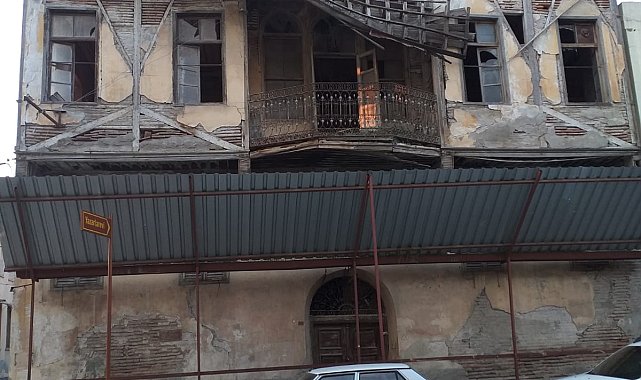 Adana'da tarihi binanın çatısı çöktü, esnaf önlem alınmasını istedi