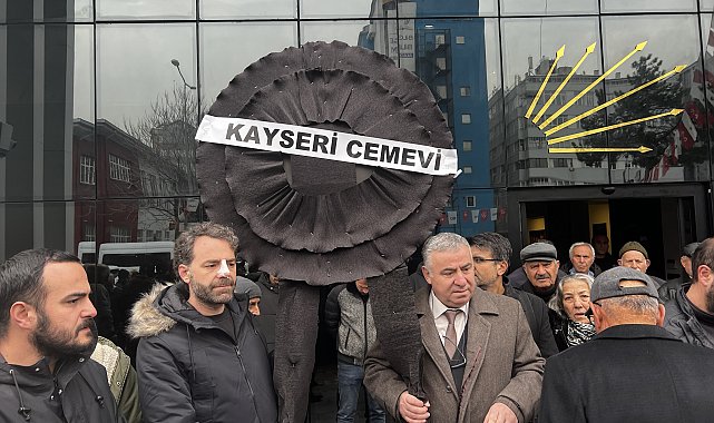 Alevi derneklerinden, CHP Kayseri İl Başkanlığı önüne siyah çelenk