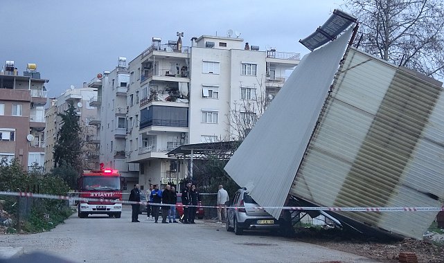 Antalya'da fırtına, sel ve hortum hayatı olumsuz etkiledi