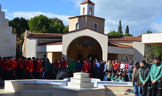 Antalya'da hazırlıklarını sürdüren takımlar 'Dinler Bahçesi'nde namaz kıldı