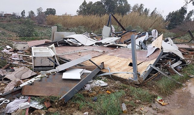 Antalya'da peş peşe hortumlar; seralar yıkıldı, çatılar uçtu