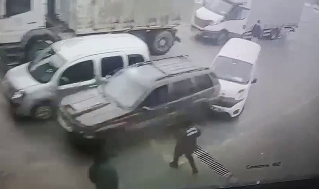 Araç muayene istasyonunda 3 aracın hasar gördüğü kaza kamerada