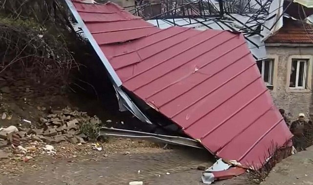 Aydın'da fırtına çatıyı uçurdu; 2 ev zarar gördü