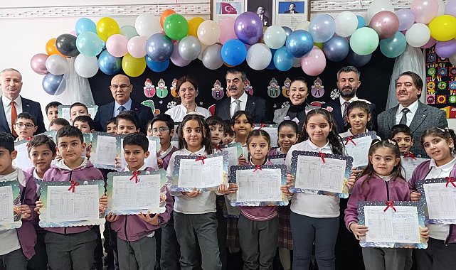 Bakan Tekin öğrencilere karne dağıttı: Yarıyıl tatilinde dinlenip, kitap okuyarak vakit geçirin