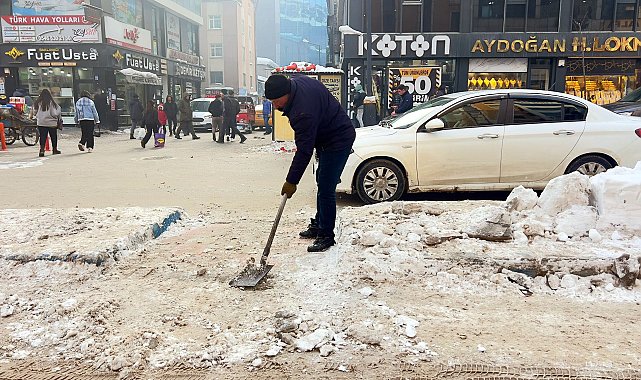 Bebek ve engelli arabalarının geçişi için, refüjdeki buzları kürekle temizledi
