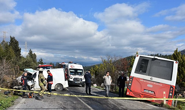 Belediye otobüsü ile minibüs çarpıştı: 1 ölü, 1'i ağır 8 yaralı