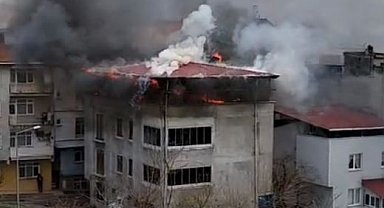 Binanın çatı katı alev alev yandı