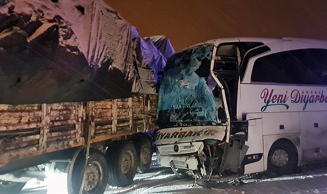 Bingöl'de yolcu otobüsü, TIR'a çarptı: 3 yaralı