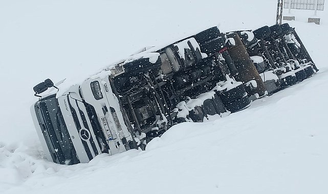 Bitlis'te kar ve tipi kazaya neden oldu