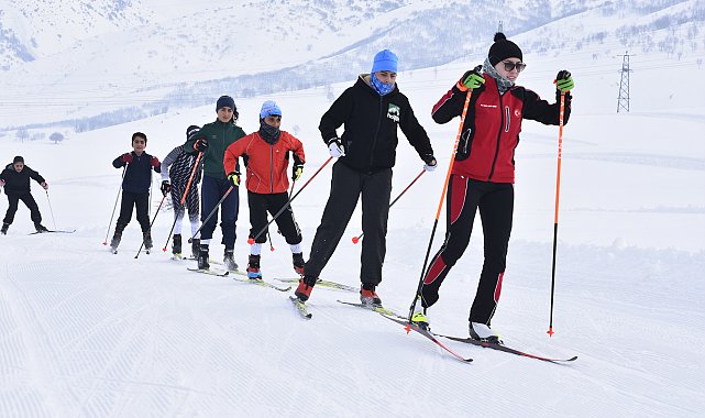 Bitlis'te kayaklı koşu sporcuları, yarışlara eksi 15 derecede hazırlanıyor