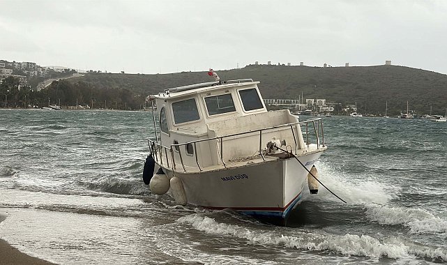 Bodrum'da fırtına; tekne karaya vurdu, feribot seferleri iptal edildi