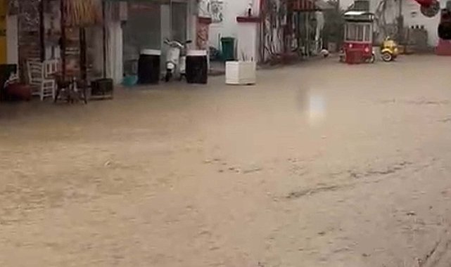 Bozcaada'da sağanak etkili oldu
