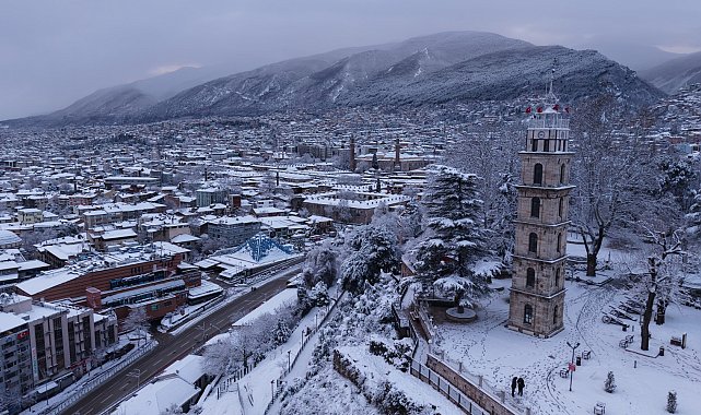 Bursa'da etkili olan kar yağışı, kent merkezini beyaza bürüdü