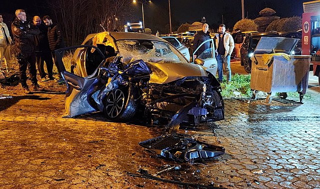 Bursa'da iki otomobil kafa kafaya çarpıştı: 3 yaralı