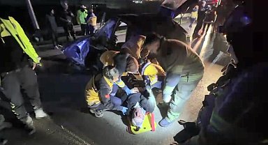 Bursa'da otomobil bariyerlere çarptı: 2 ağır yaralı