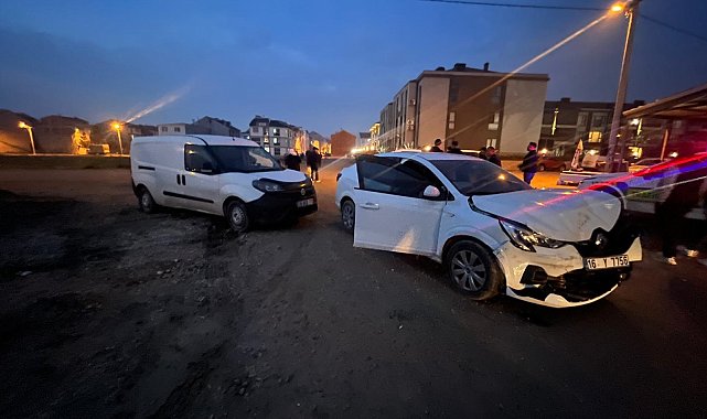 Bursa'da otomobil ile hafif ticari araç çarpıştı; 2 yaralı