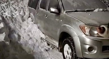 Çatak'ta düşen çığda park halindeki araç kar altında kaldı