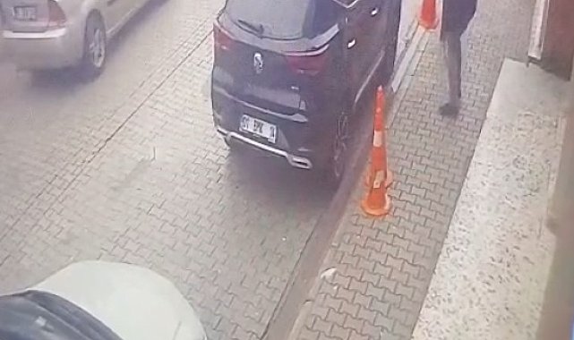 Çocuğunun eski öğretmenini darbedip, tabancayla ateş etti; o anlar kamerada