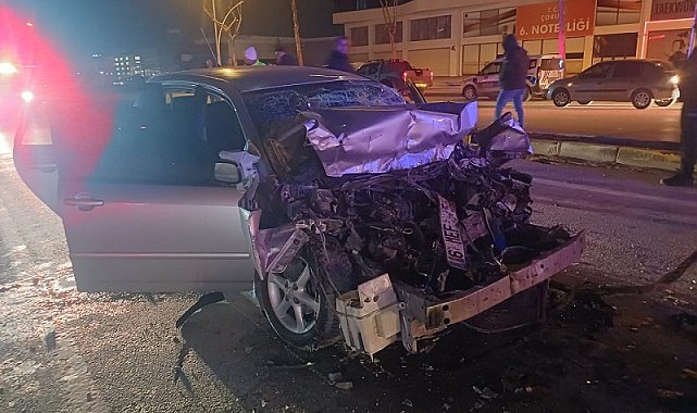 Çorum'da çekiciye arkadan çarpan otomobilin sürücüsü yaralandı