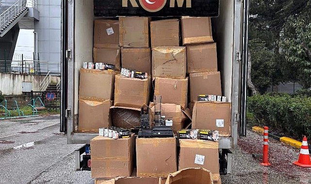 Depo olarak kullanılan ahırda 2 ton kaçak tütün ve 372 bin makaron ele geçirildi