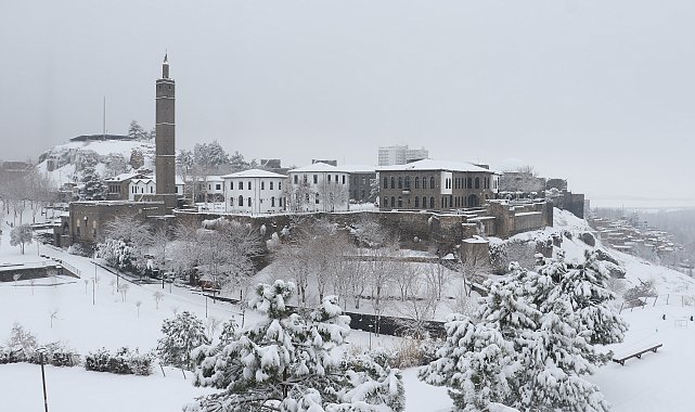 Diyarbakır'a kar yağdı; tarihi mekanlar da beyaza büründü