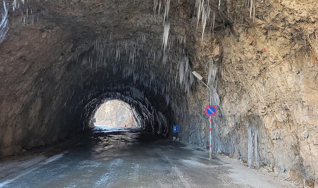 Doğu buz kesti: Kemaliye'deki taş yolda buz sarkıtları oluştu