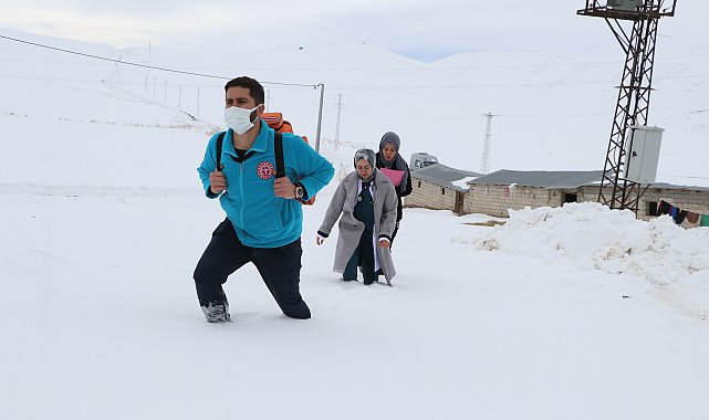 Doktor Didem, dondurucu soğukta 1,5 metre karda yürüyerek hastalara ulaşıyor