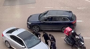 Düğün konvoyundaki araçların arasına girmek isteyen sürücünün otomobilini yumrukladılar