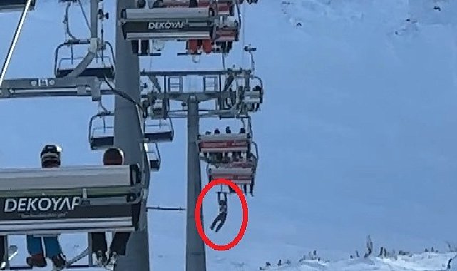 Düşen snowboardını almak için atlamaya çalıştığı telesiyejde asılı kaldı; o anlar kamerada
