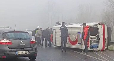 Düzce'de ambulans devrildi; 2 yaralı