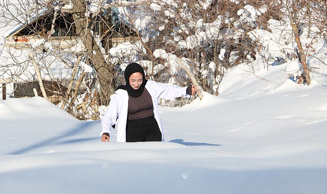 Ebe Aysel, 1,5 metre karda yürüyerek sağlık hizmeti veriyor