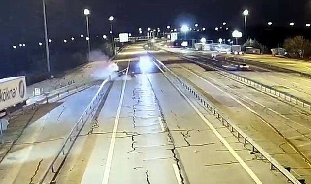 Edirne'de ters yöne giren otomobil bariyere çarptı, 2 yaralı; kaza kamerada