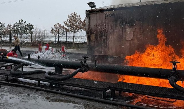 Eğil'de çıkarılan petrolün borularla aktarıldığı istasyondaki yangın söndürüldü