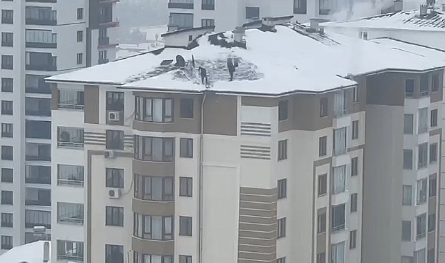 Elazığ'da 10 katlı binanın çatısında tehlikeli kar temizliği