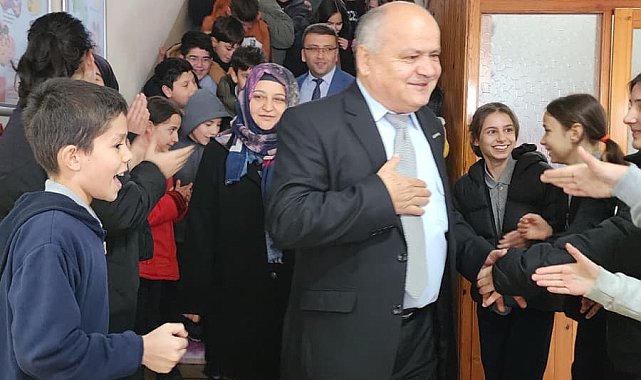 Emekliye ayrılan 47 yıllık eğitimci alkışlarla uğurlandı